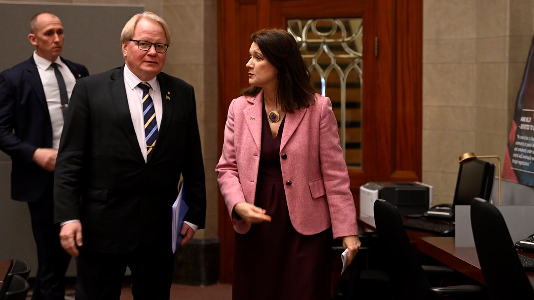 Utrikesminister Ann Linde (S) och försvarsminister Peter Hultqvist (S) vid pressträffen efter de säkerhetspolitiska överläggningarna med oppositionen angående situationen i Ukraina.