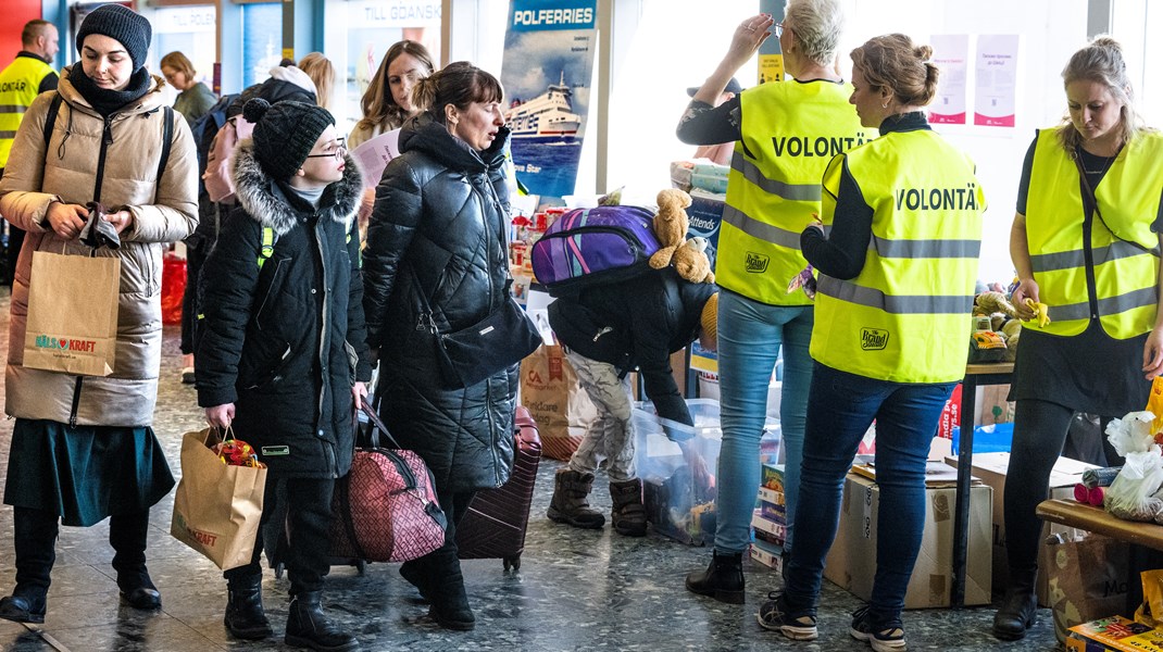 Ukrainaflyktingar anländer till Nynäshamn. Initiativet En trygg start i Sverige ska underlätta för dem att hitta någonstans att bo. 