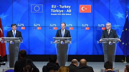 Turkiets premiärminister Ahmet Davutoglu,  Europeiska rådets ordförande Donald Tusk och
EU-kommissionens ordförande Jean-Claude Juncker vid gårdagens toppmöte.