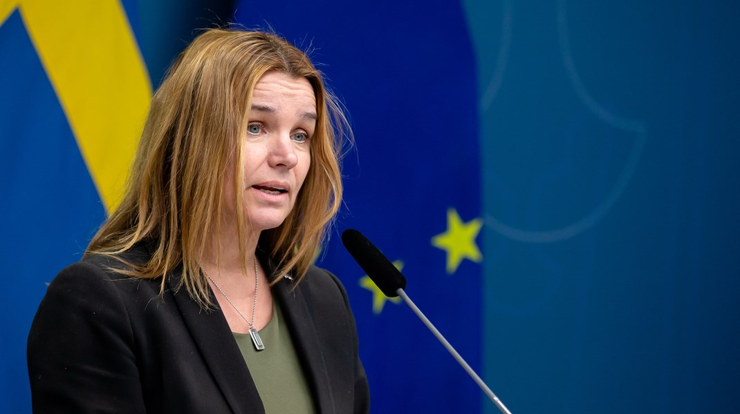 Regeringen och landsbygdsminister Anna-Caren Sätherberg öppnar för att sänka miljö- och klimatkrav för att hantera krisen i lantbruket. Det kommer få förödande konsekvenser, skriver Ekologiska lantbrukarna.