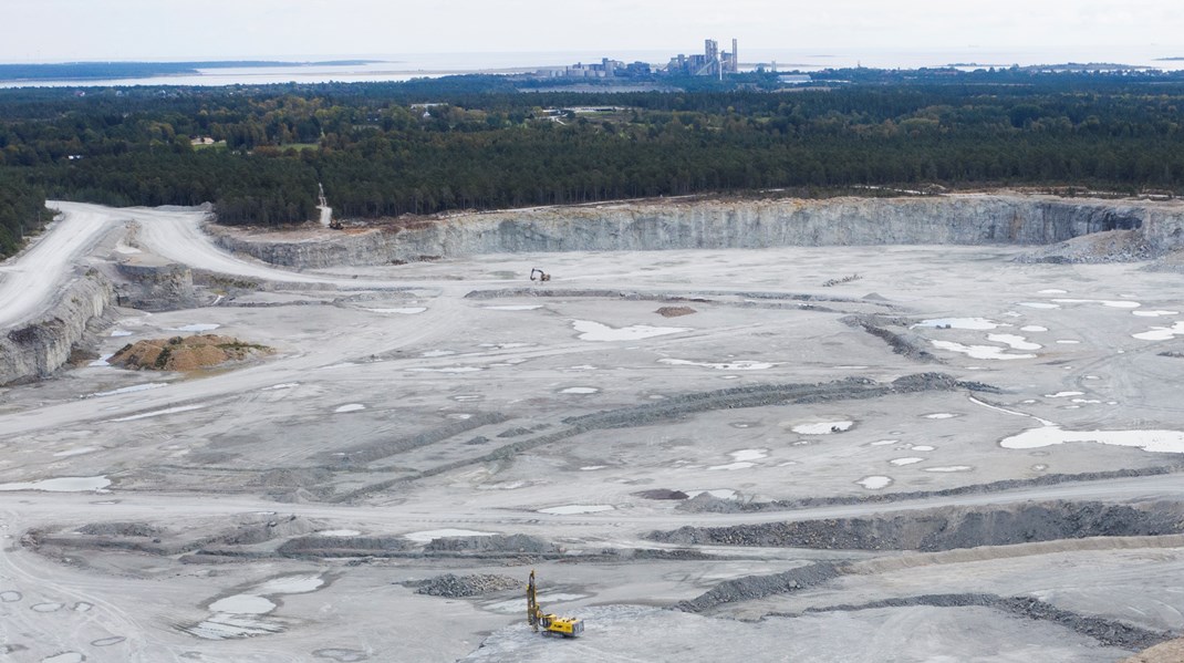 Världens första klimatneutrala cementfabrik planeras på Gotland. Industrins omställning går fortare än planerat men saknar rätt förutsättningar från politiken, skriver debattörerna.