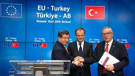  Ahmet Davutoglu, Turkiets premiärminister,
Donald Tusk, ordförande för Europeiska rådet och Jean-Claude Juncker, ordförande
EU-kommissionen
på fredagens presskonferens.
