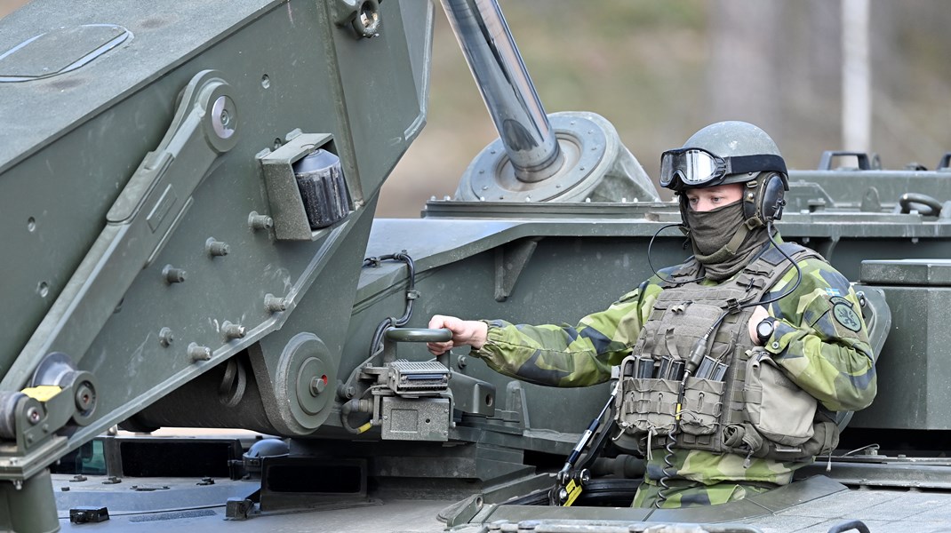 ”Många skulle nog kalla det hål i huvudet helt enkelt att inte en statlig kärnverksamhet som försvaret kan öva på grund av den svenska miljölagstiftningen”.