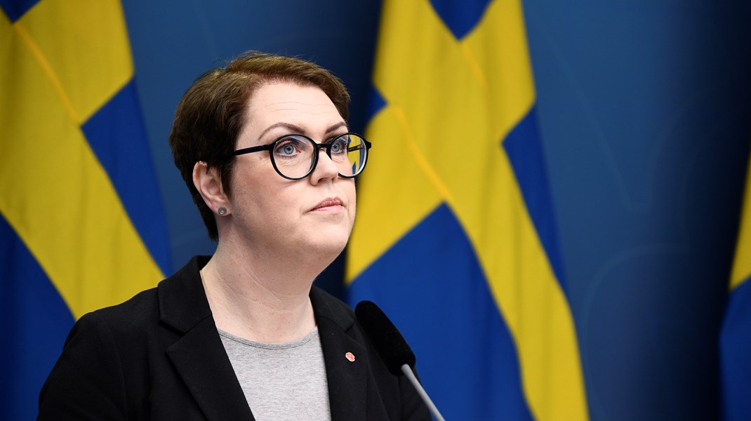 ”Vi måste ta tillbaka den demokratiska kontrollen av vården” sade socialminister Lena Hallengren på en pressträff om lagförslag om att skärpa avtal rörande vård för de patienter som har privat sjukvårdsförsäkring.