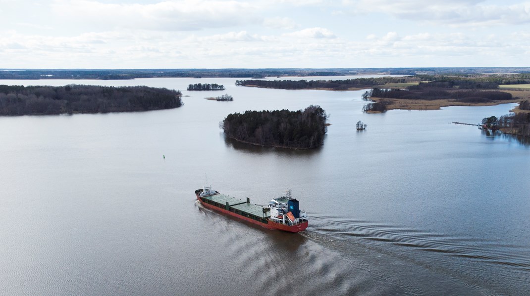 Sedan tidigare finns bland annat uppmaningar från riksdagen om att stärka näringen genom att finansiera nya isbrytare via den nationella infrastrukturplanen. 