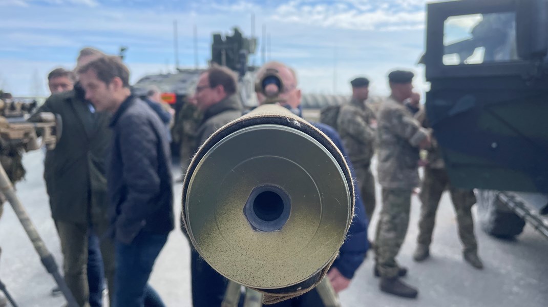 Demonstration av försvarsmaktens utrustning i Tapa, Estland. Här provas ett prickskyttegevär med ljuddämpare.