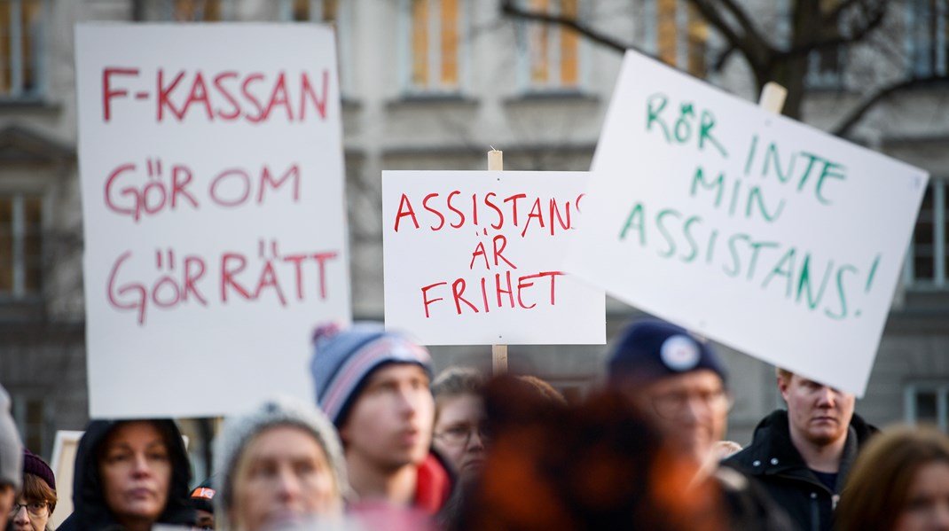 Försäkringskassans beslut gällande assistans ofta bygger på bristfälliga undersökningar och motiveringar, skriver debattörerna. 