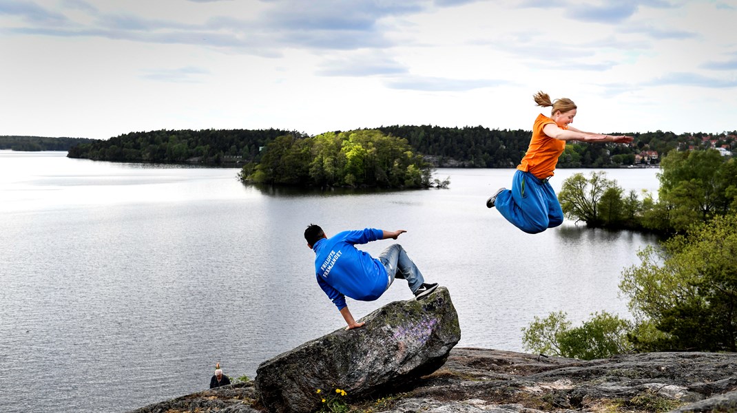 Ahmed Al-Breihi och Mina Lilja Zwedberg från Friluftsfrämjandet visar hur man kan utöva parkour med hjälp av naturliga hinder. (Arkivbild)