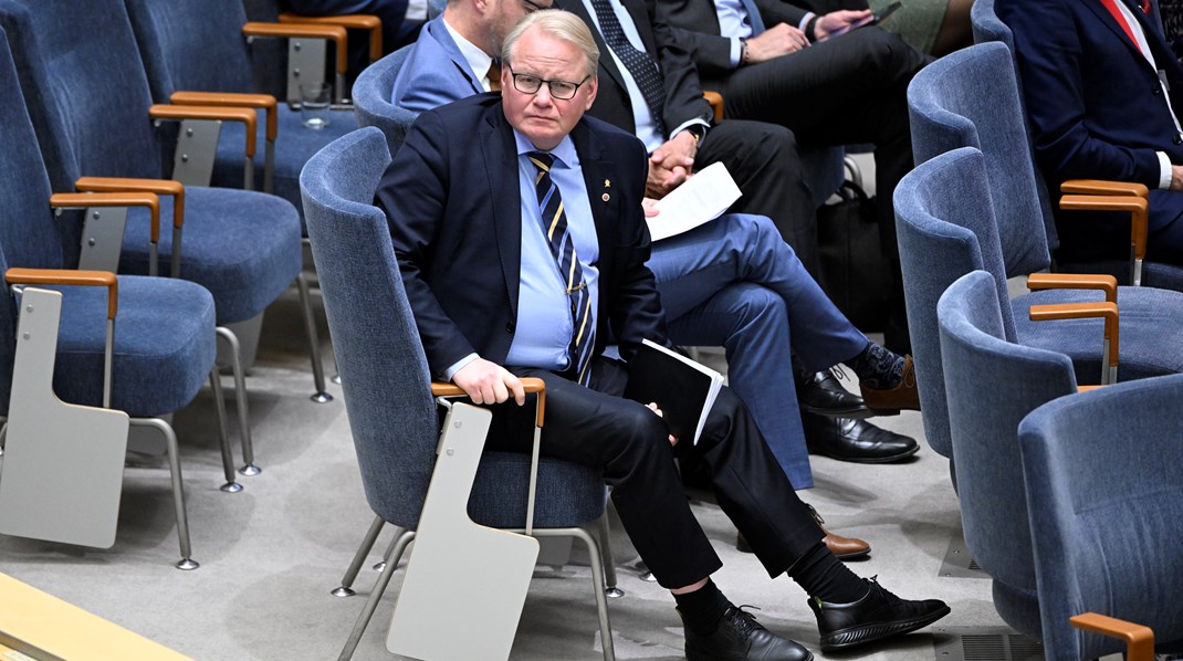 Den 10 juni debatterar Alexandra Anstrell (M) och försvarsminister Peter Hultqvist (S) Försvarsmaktens oförmåga att lösa frågan om lämplig utrustning, däribland bekväma underkläder, för kvinnliga soldater.