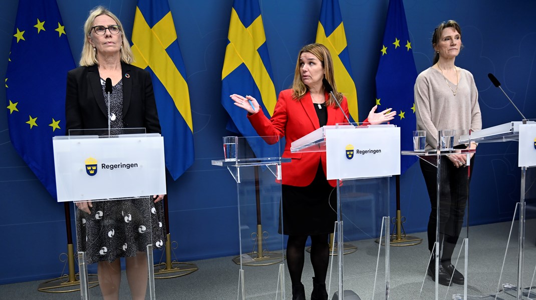 Landsbygdsminister Anna-Caren Sätherberg (S) höll pressträff om livsmedelsberedskap tillsammans med Jordbruksverkets gd Christina Nordin (till höger) och Livsmedelsverkets gd Annica Sohlström (till vänster).