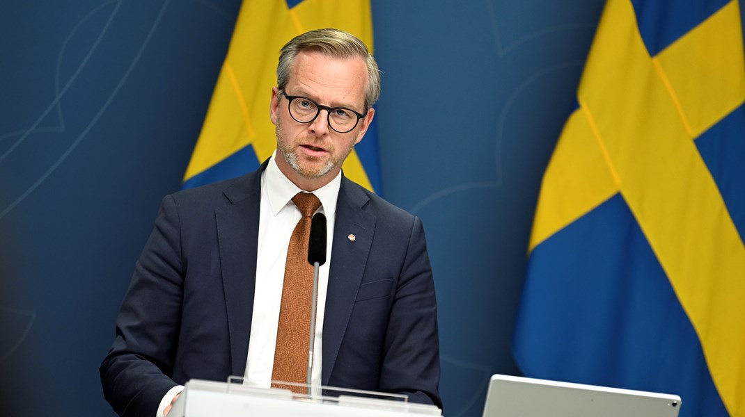 Finansminister Mikael Damberg pressas om internmomsen. 