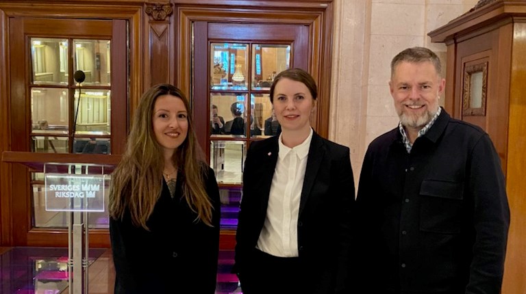 Alexandra Wasso Hägglund (Famna), civilminister Ida Karkiainen (S) och David Samuelsson (Studieförbunden) direkt efter omröstningen.