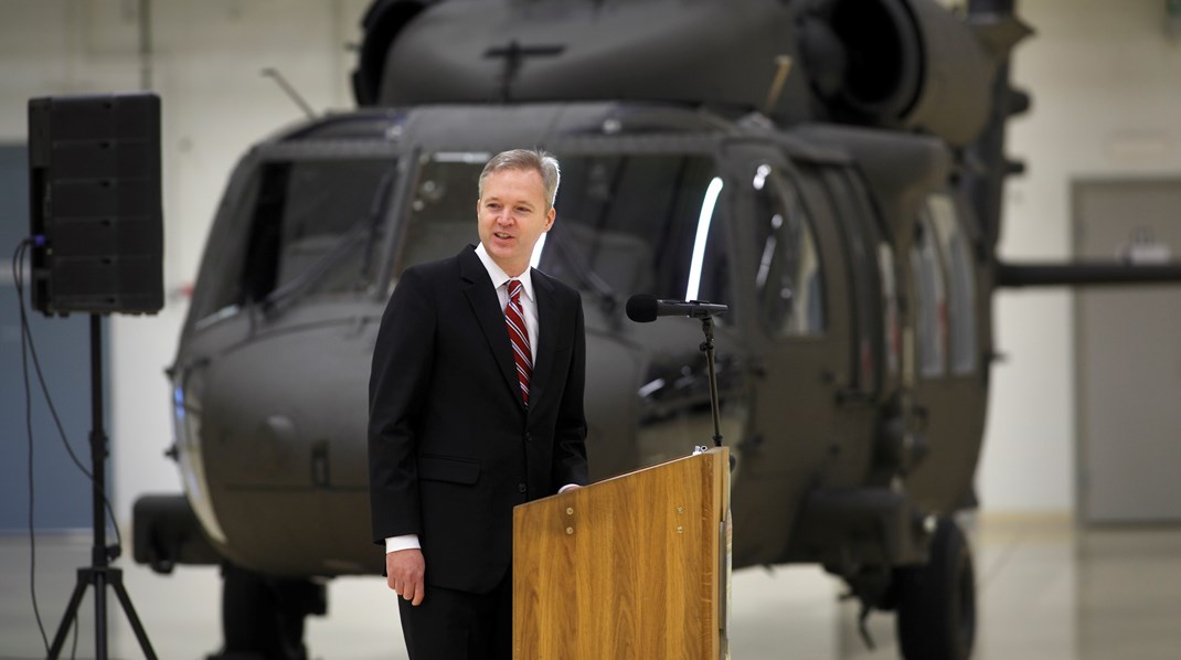 År 2012 höll Sten Tolgfors ett anförande vid F3 Malmslätt vid en överlämning av en Blackhawk-helikopter. Då (M)-försvarsminister. Nu är han snart landshövding.