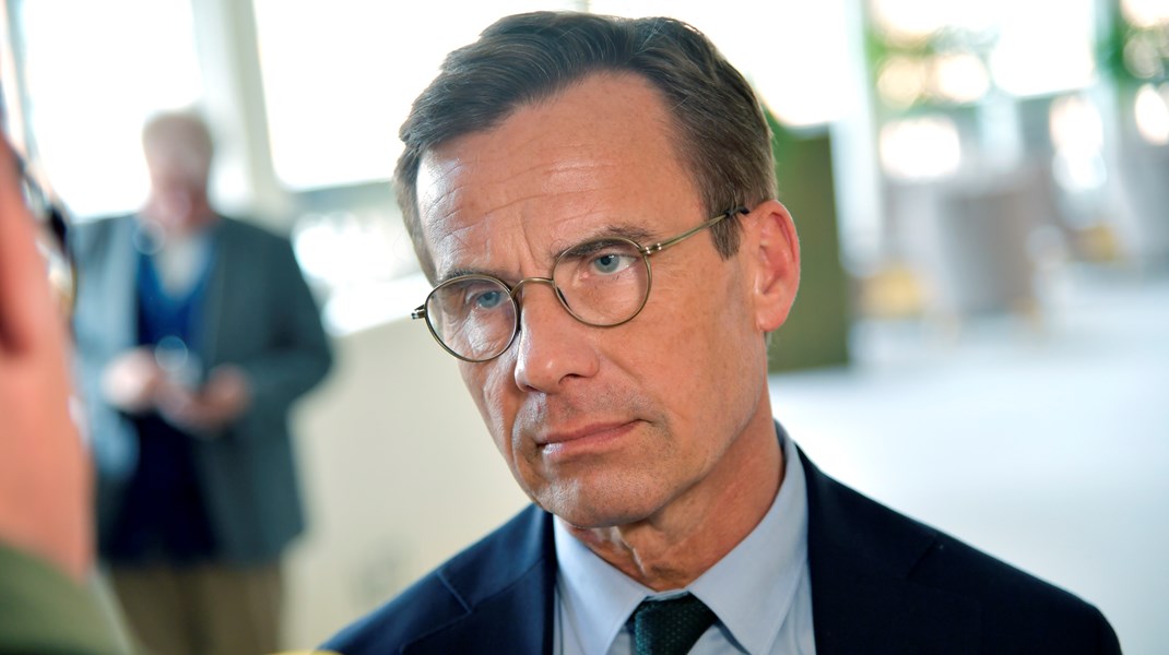 Ulf Kristersson anklagar regeringen för att skylla på andra när saker inte går som de ska, skriver debattörerna.