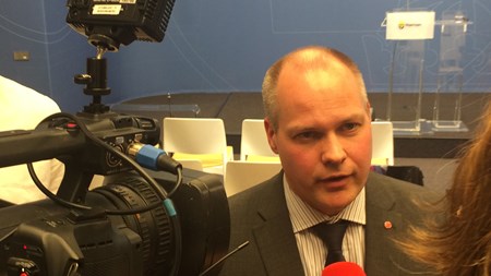 Justitie- och migrationsminister Morgan Johansson tar fasta på en del av kritiken mot att begränsa möjligheten att få uppehållstillstånd i Sverige. 