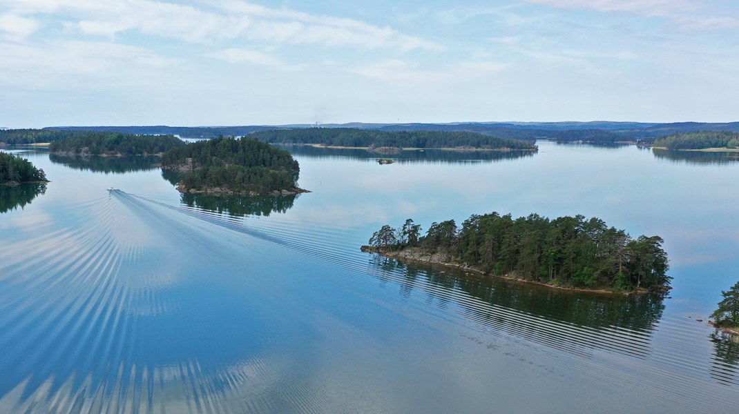 ”Det är förbluffande att vår egen försvarsmakt strider för att slippa den lagstiftning som finns till för att skydda natur och medborgarnas hälsa”, skriver Aktion Rädda Vättern.