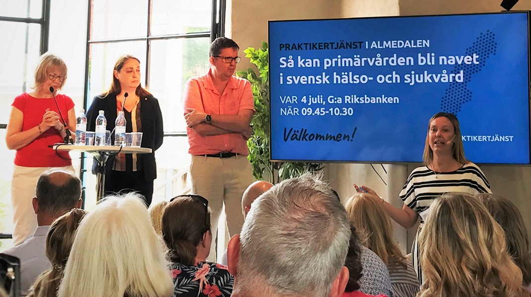 Från vänster: Marina Tuutma, ordförande Svenska Distriktsläkarföreningen och andre vice ordförande i Sveriges läkarförbunds förbundsstyrelse, Rakel de Basso (S), regionråd i Region Jönköpings län, riksdagsledamot Mikael Dahlqvist (S) och Anna Nergårdh, moderator.