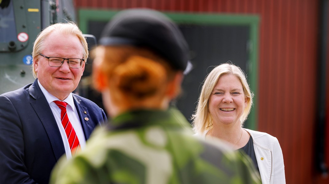 Hälften av ministrarna nobbar riksdagen – men försvarsministern ställer upp