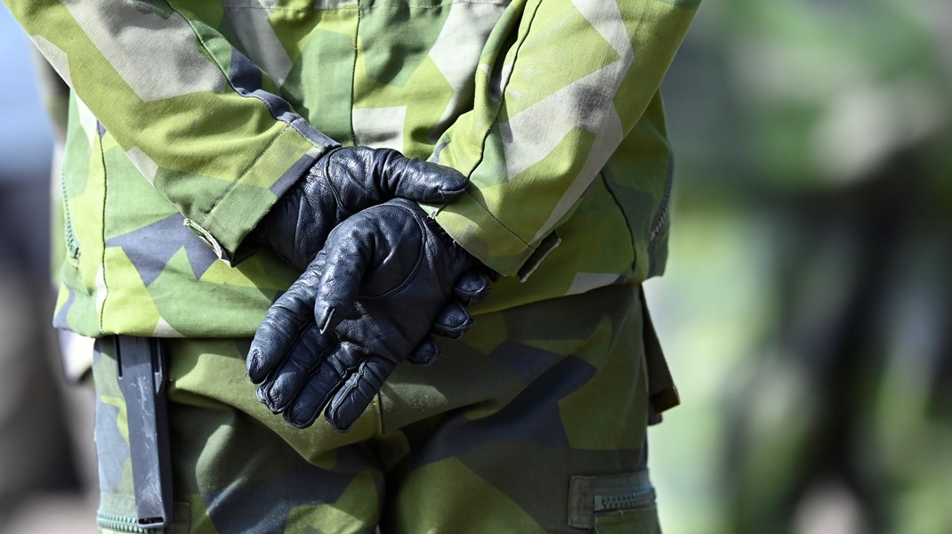 Regeringen har beslutat om tre nya utredningar på försvarsområden under sommaren, men namnen på utredare dröjer.