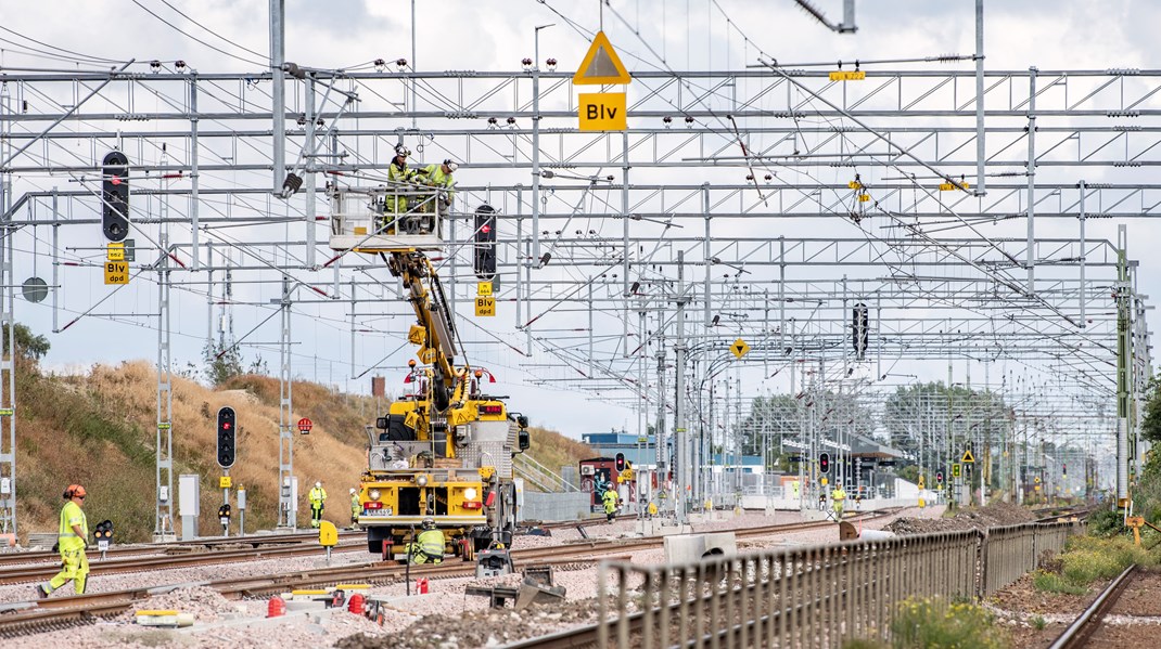 Årets infrastrukturproposition bygger i allt väsentligt på Trafikverkets prognosbaserade förslag. Socialdemokraterna talar med kluven tunga, skriver debattören.