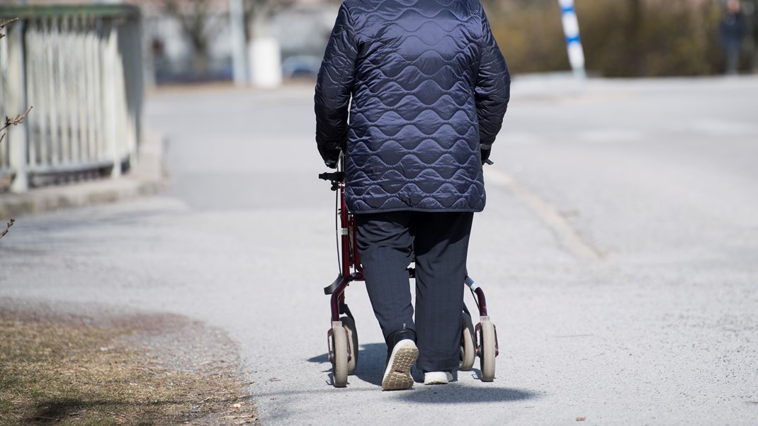 Två tredjedelar av landets kommuner har till exempel inte klarat Socialstyrelsens krav på färre timanställda i äldreomsorgen. När myndigheten frågar de äldre själva vad de tycker om sin omsorg är resultaten nu sämre än tidigare på punkt efter punkt, skriver debattören.