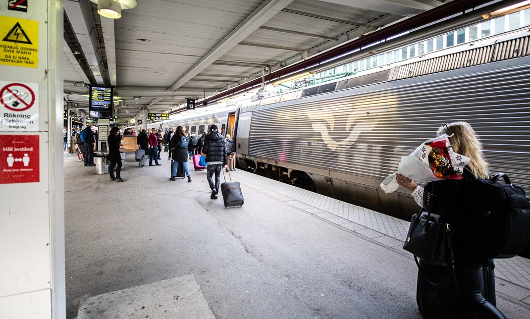 På torsdag avgår SJ:s första direkttåg från Stockholms centralstation till Hamburg, men utan sovvagn efter danskt nej.