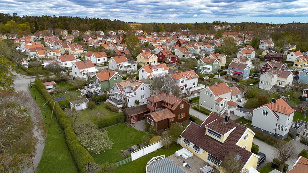 Bostadspriserna forstätter att sjunka. Störts är prisfallet i Stockholmsområdet. 