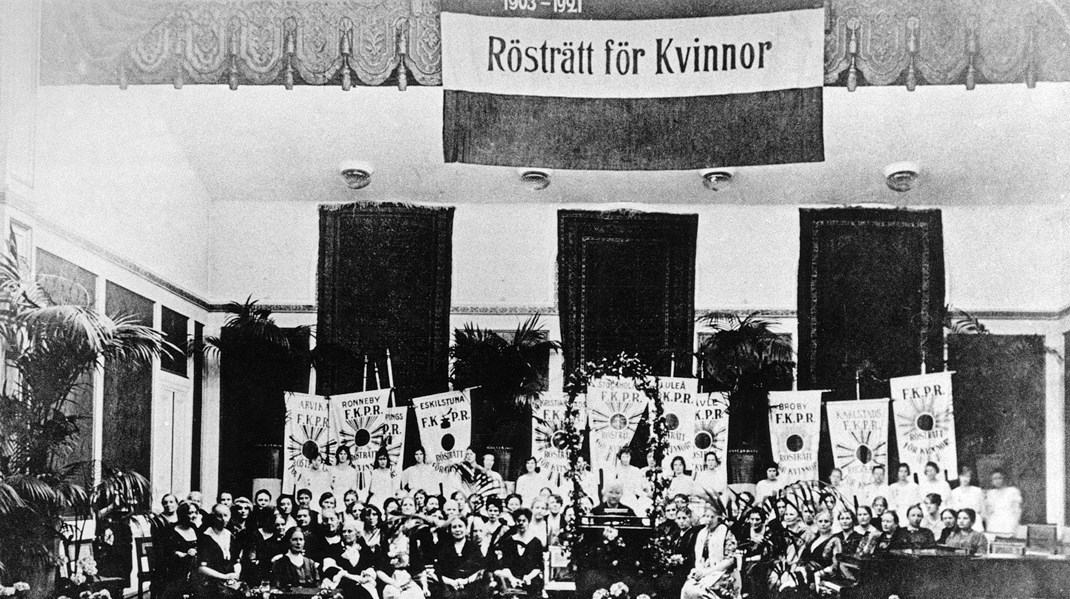 Kvinnorörelsen vill påminna om att kvinnor haft rösträtt sedan 1921 och att det är dags för politikerna att låta det märkas i debatten.