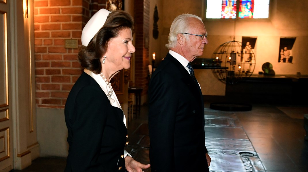 Drottning Silvia och kung Carl Gustaf när de anlände till Storkyrkan för att delta i gudstjänsten inför riksmötets öppnande 2021. 