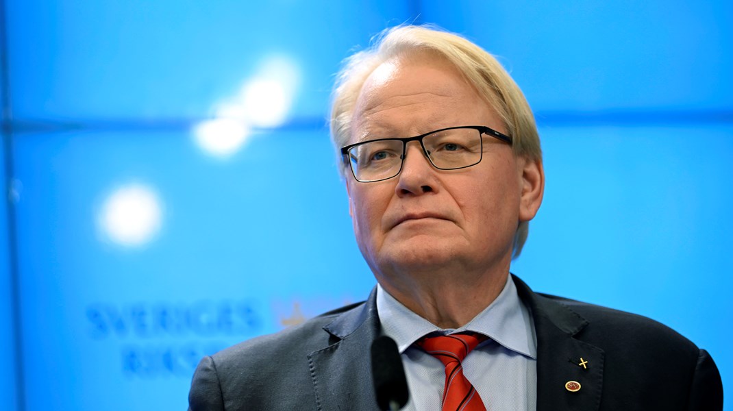 Peter Hultqvist (S). Än så länge är han försvarsminister, men sannolikt dröjer det inte länge innan han återvänder uppdraget som ordförande för riksdagens försvarsutskott. Just nu är det Helén Pettersson (S) om är utskottsordförande.