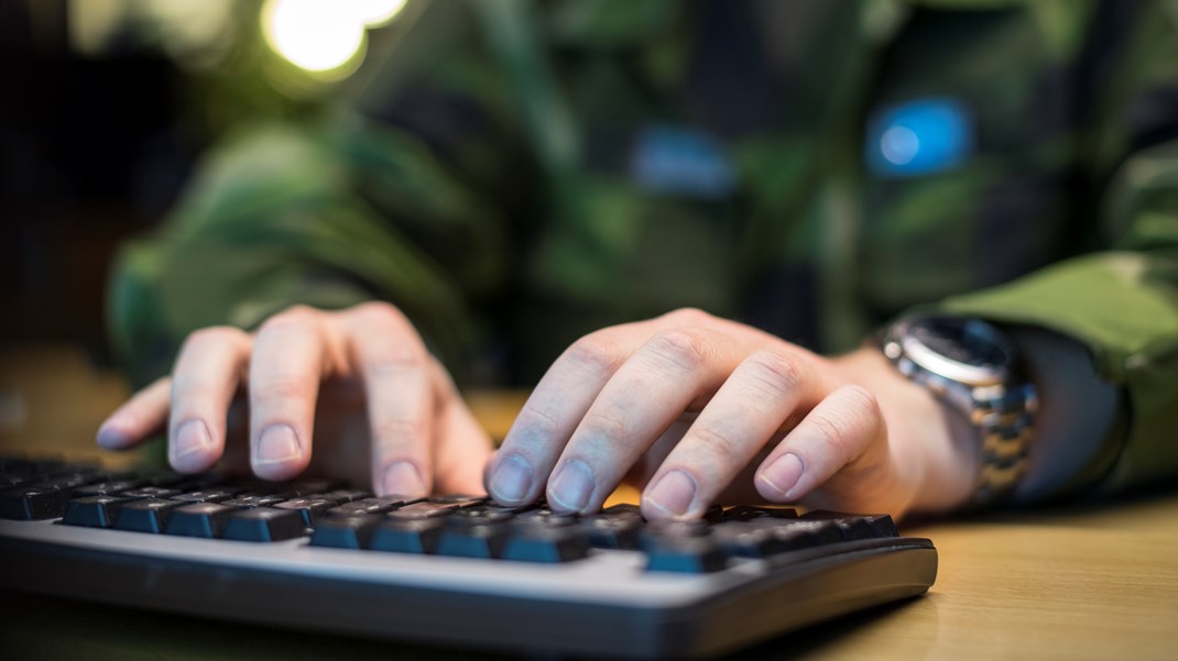 Huvudmannaskapet för cyberförsvar och cybersäkerhet inom frivilligrörelsen ligger nu tydligt hos FRO, påpekar Försvarsmakten.