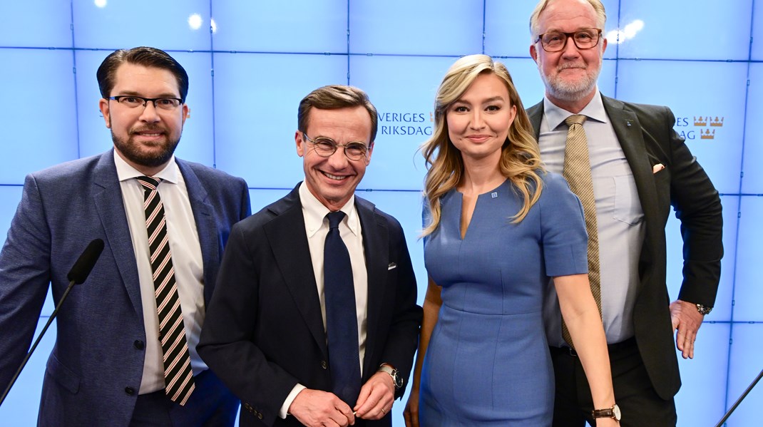 Ulf Kristersson (M), Jimmie Åkesson (SD), Ebba Busch (KD) och Johan Pehrson (L) på väg för att presentera Tidöavtalet.