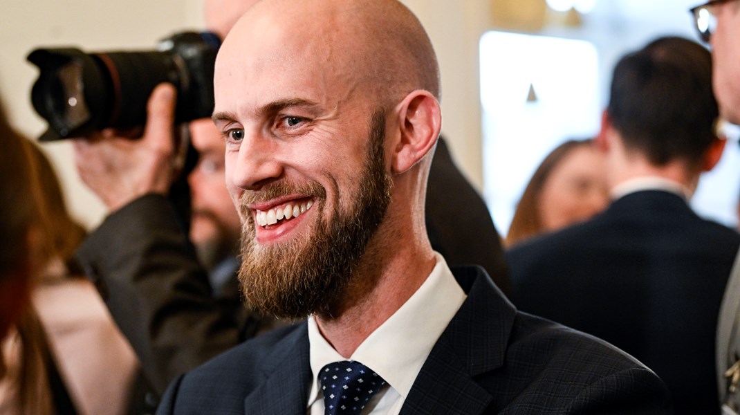 Carl-Oskar Bohlin (M) blir minister för civilt försvar. Hans plats i riksdagen tar Crister Carlsson.