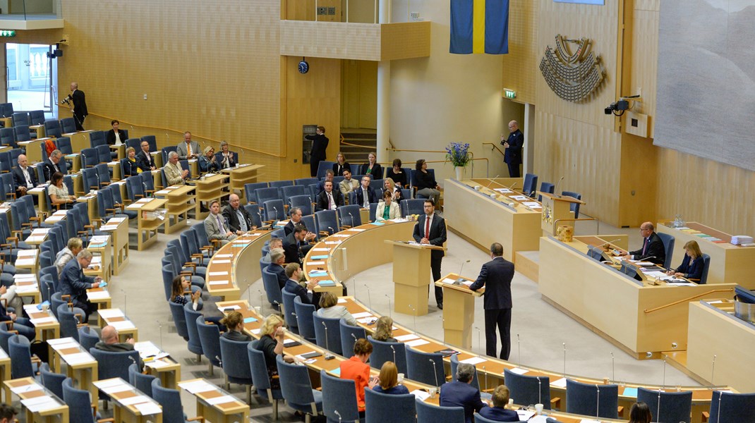 Moderaterna saknar en ledamot i riksdagen sedan regeringsbildningen. Det innebär att den redan snäva majoriteten för högersidan tillfälligt minskat ytterligare, till 175 respektive 173 mandat för de rödgröna.