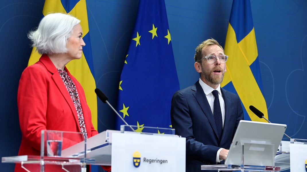 Sjukvårdsminister Acko Ankarberg Johansson och socialminister Jacob Forssmed presenterar bland annat en satsning på ytterligare 10 miljoner på metoden Bostad först som en del i den kommande budgeten.