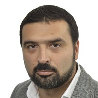 Ali Esbati (V).