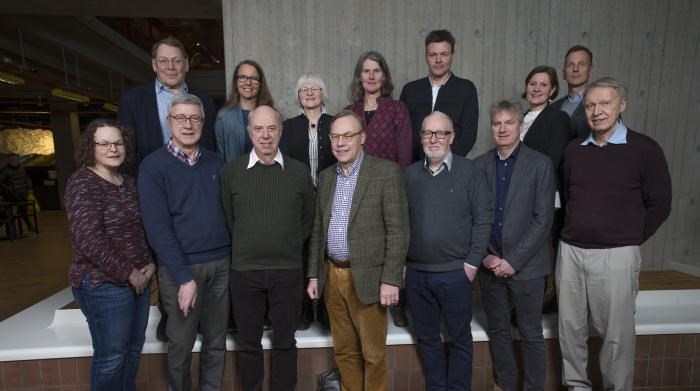 Framställan är undertecknad av rådsmedlemmarna Carl-Reinhold Bråkenhielm, Tuija Hilding-Rydevik, Ingmar Persson, Linda Soneryd, Mats Harms-Ringdahl, Mikael Karlsson, Sophie Grape,Thomas Kaiserfeld, Hannu Hänninen och Ingvar Persson.