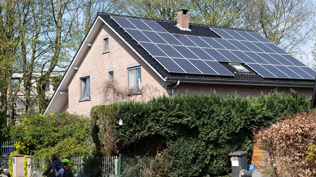 Förslagen som skulle underlätta för solceller att få grönt ljus inom en månad skjuts ner, när tidigare undantag återinförs. 