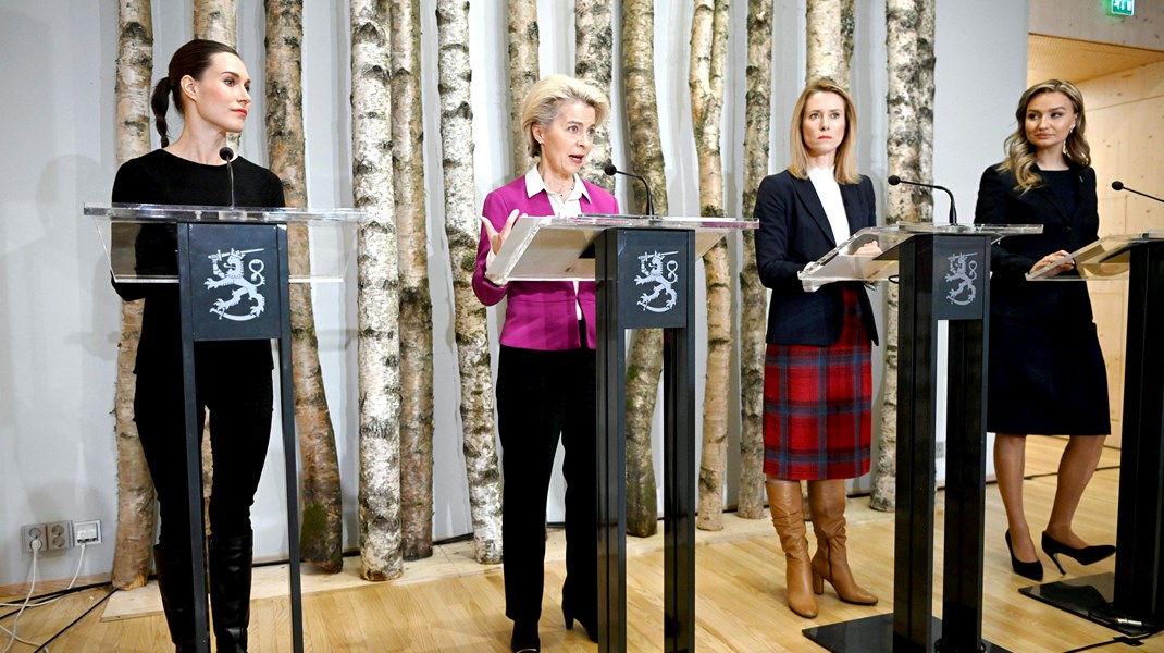 Finlands stadsminister Sanna Marin, EU-kommissionens ordförande Ursula von der Leyen, Estlands premiärminister Kaja Kallas och Energi- och näringsminister Ebba Busch (KD) under presskonferens i samband med konferensen Into the Woods, en del av initiativet New European Bauhaus i Espoo, Finland. 