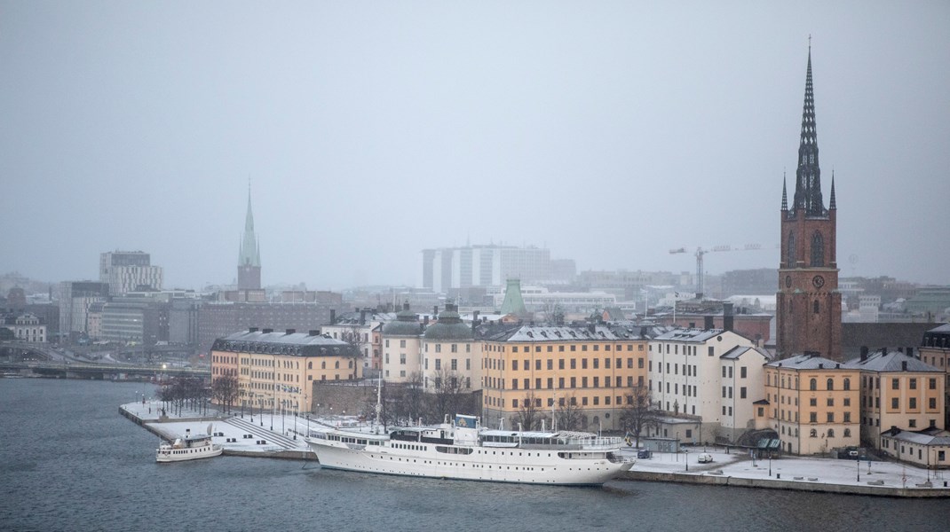 Det nya styret i Region Stockholm vill flytta makt från patienter och resenärer till politiker, skriver debattören. 