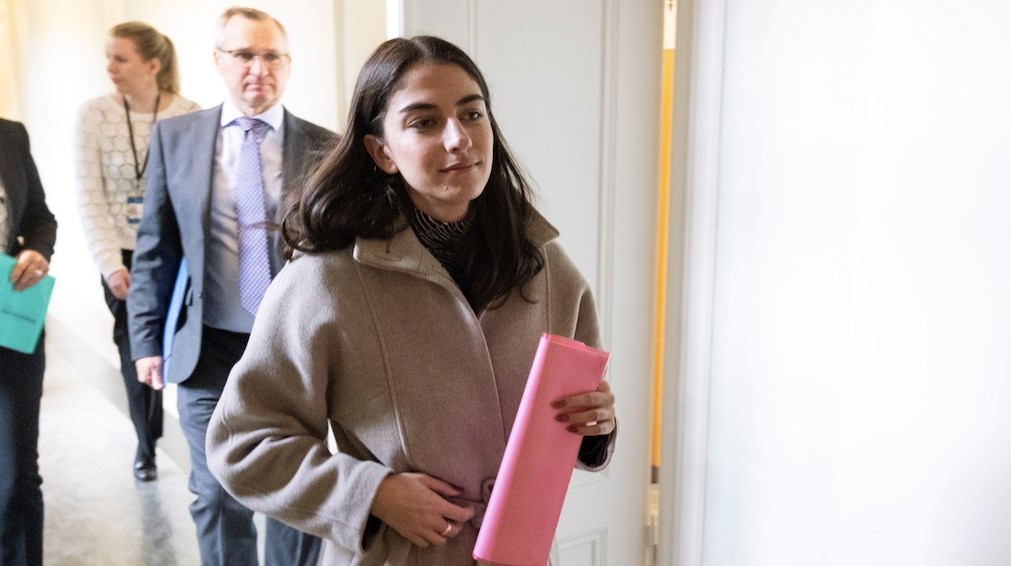 Det saknas inte press på klimat- och miljöminister Romina Pourmokthari (L). Däremot saknar hon än så länge politiskt sakunniga vid sin sida – de kommer först efter årsskiftet.