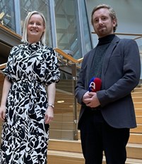 Sannfinländarnas Riikka Purra och Altingets Johan Manell.