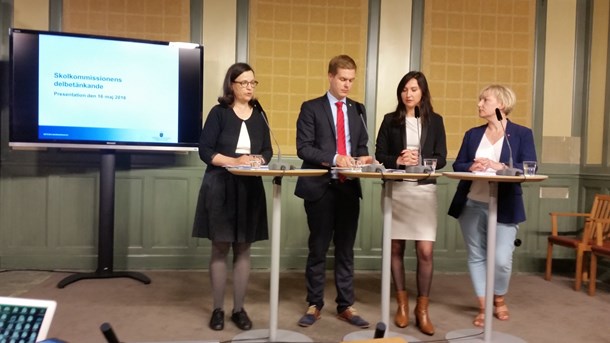 Skolkommissionens ordförande Anna Ekström tillsammans med statsråden från utbildningsdepartementet Gustav Fridolin (MP), Aida Hadzialic (S) och Helene Hellmark Knutsson (S).  