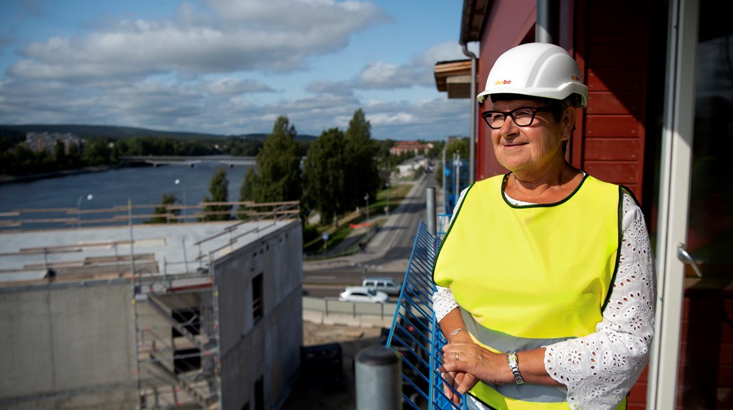 Harriet Classon, ordföranden i det kommunala fastighetsbolaget Skebo i Skellefteå blickar ut över Skellefteälven där nya bostäder byggts av Skebo. 