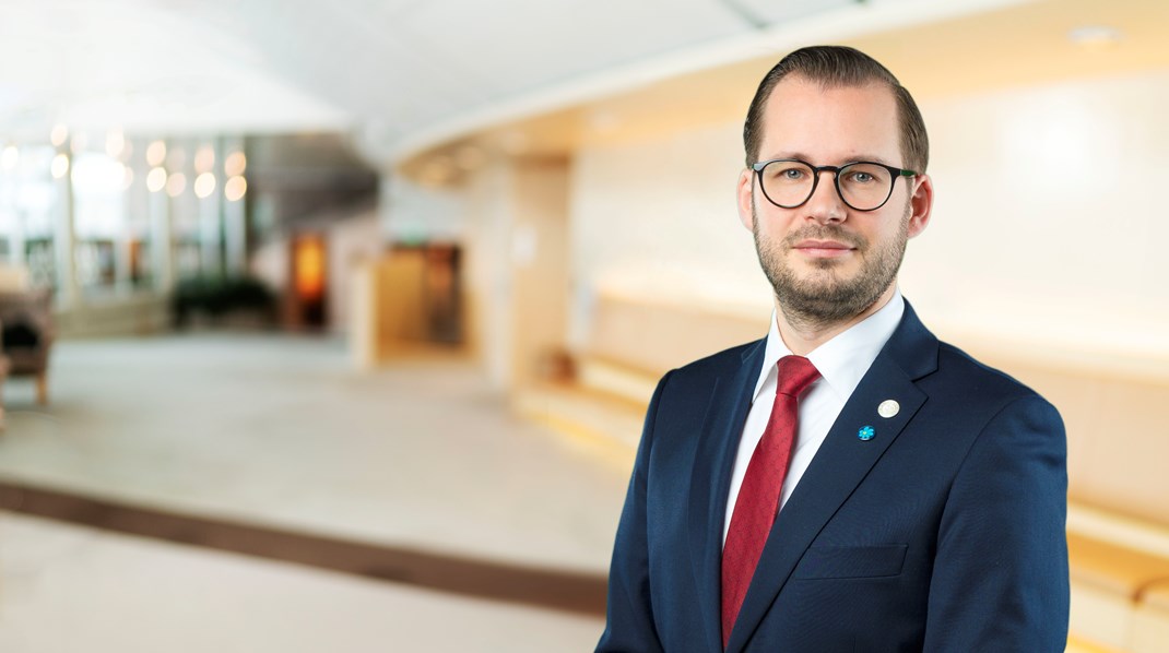 Säger inte helt adjö till energipolitiken.