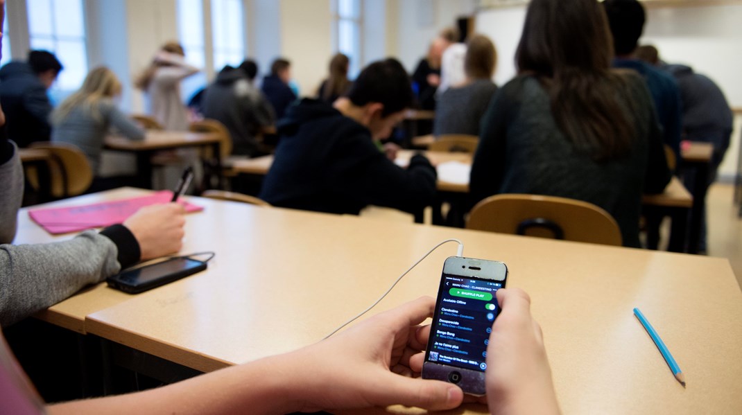 Forskare: Mobilförbud i klassrummet fungerar inte 