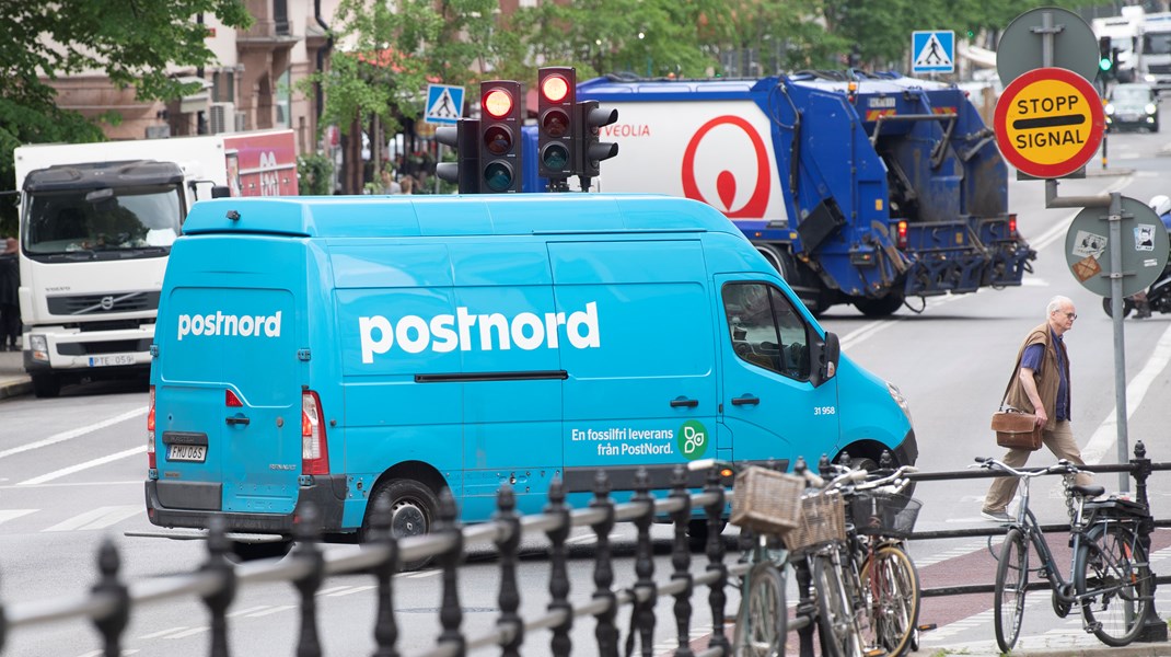 Det är befängt att Postnord har sett till att svenska staten nu äger ett av Nordens största tryckerier, Strålfors, skriver debattörerna.