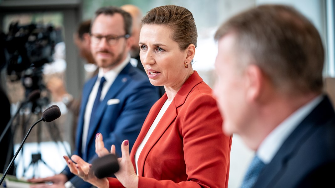 Ledarna för partierna som ingår i det danska regeringsunderlaget. Mette Frederiksen, statsminister och Socialdemokraternas ledare. Till vänster Venstres partiledare Jakob Ellemann-Jensen och till höger Moderaternas partiledare Lars Løkke Rasmussen. Elleman-Jensen blir försvarsminister i nya regeringen och Lars Løkke Rasmussen utrikesminister.