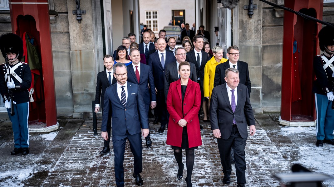 De tre partiledarna får
alla tunga poster i regeringen. Venstres Jakob Ellemann-Jensen (till vänster i
bild) blir försvarsminister, tidigare statsminister Lars Løkke Rasmussen
(M) blir utrikesminister. 