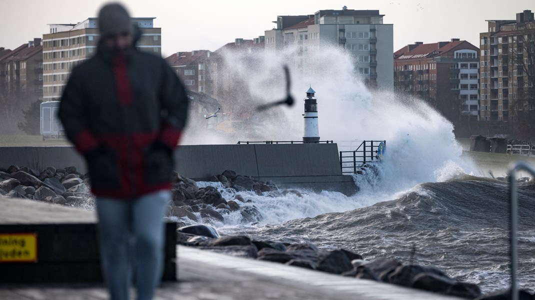 Regeringen får kritik av Riksrevisionen för brister i arbetet med att klimatanpassa den byggda miljön och minska riskerna för skador i spåren av mer extrema väderhändelser.  